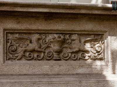Assieme a loro saliamo gli scalini che conducono al portone d�ingresso e guardiamo pi� da vicino i bassorilievi che si ripetono su tutto il prospetto dell�abitazione: cornici rettangolari adornate con altri leoni alati che sorreggono una cornucopia
